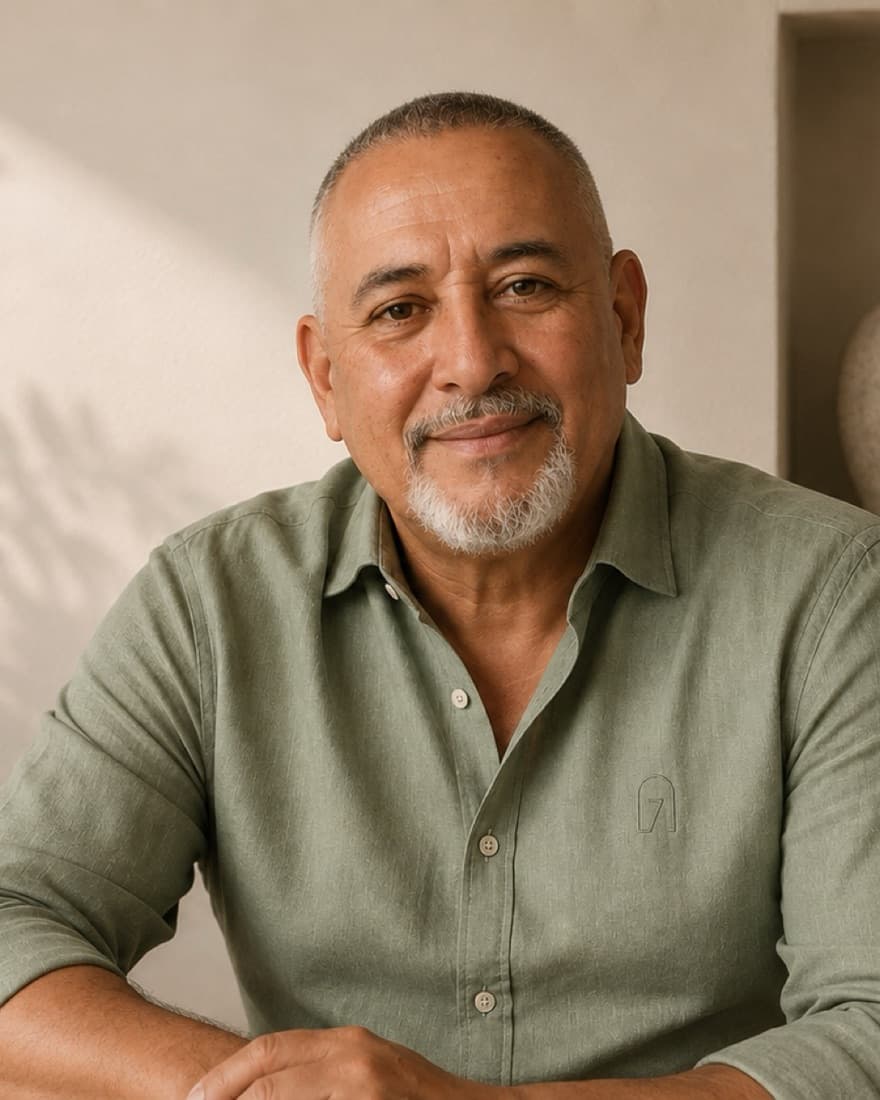 Carlos Seven, tarotista y astrólogo, sentado en su espacio de consulta